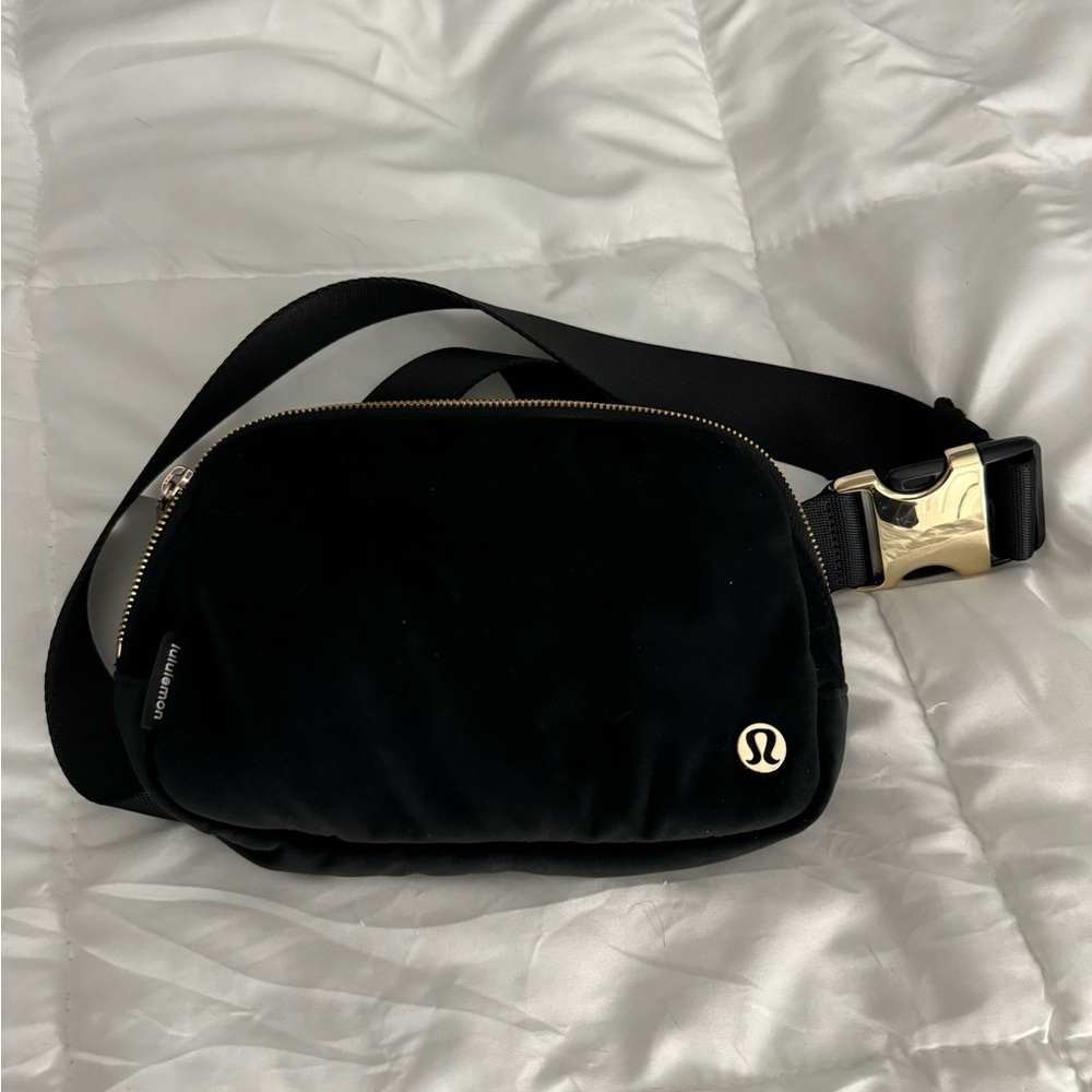 Lululemon Belt Bag Soft Black & Gold